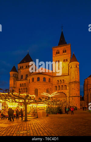 Christmas market at Domfreihof with St. Peters Cathedral, Treves, Rhineland-Palatinate, Germany Stock Photo