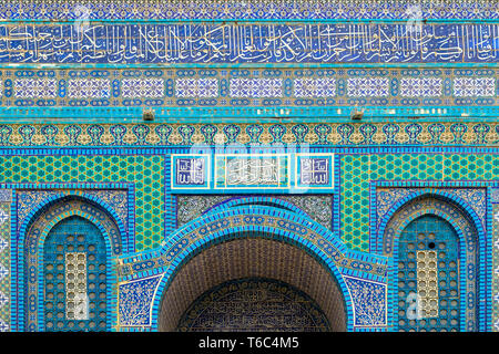 Israel, Jerusalem District, Jerusalem. Detail of ornate decorative tile on the exterior of the Dome of the Rock on Temple Mount. Stock Photo