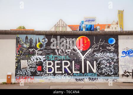 The Berlin wall (Berliner Mauer) with grafitti Stock Photo