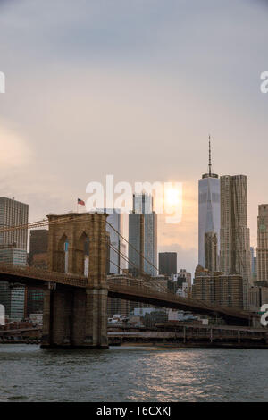 Sonnenuntergang und Boote auf dem East River unter der Brücke am 04.07.2018 zum Unabhängigkeitstag / sunset ship on east river under bridge Stock Photo