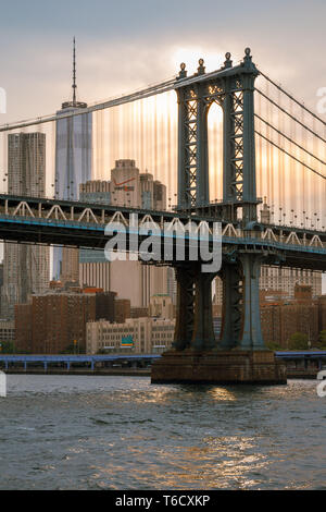 Sonnenuntergang und Boote auf dem East River unter der Brücke am 04.07.2018 zum Unabhängigkeitstag / sunset ship on east river under bridge Stock Photo