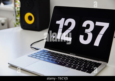 macbook pro screensaver clock