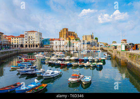 Spain, Cantabria, Castro-Urdiales, harbour, Santa Maria church and Santa Ana castle