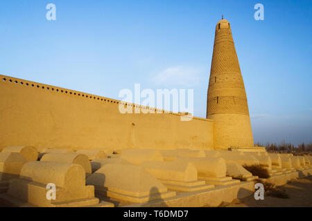 Turpan, Xinjiang, China : Sunset view of the 18th century Emin Minaret mosque and cemetery around it. At 44 meters (144 ft) it is the tallest minaret  Stock Photo