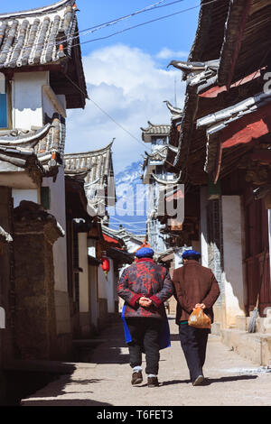Lijiang, Yunnan province, China : Two women walk past traditional Naxi architecture in the Old Town of Lijiang, a national historical and cultural cit Stock Photo