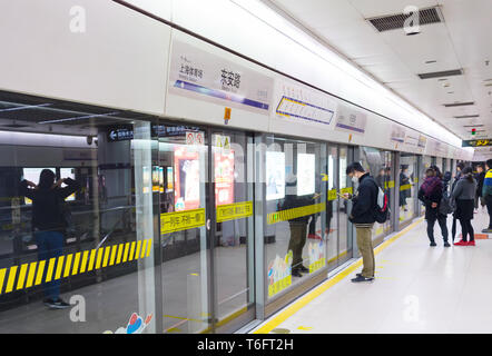 People travel at Shanghai train station in Shanghai China Stock Photo: 130697590 - Alamy