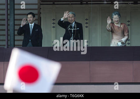 Emperor Akihito of Japan and his family receive the greetings of the public on the Emperor's 73rd birthday, in the grounds of the Imperial Palace, Tokyo, Japan, on Saturday, Dec. 23, 2006. The Imperial family, from left to right are Crown Prince Naruhito, Emperor Akihito, Empress Michiko. Stock Photo