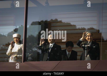 Emperor Akihito of Japan and his family receive the greetings of the public on the Emperor's 73rd birthday, in the grounds of the Imperial Palace, Tokyo, Japan, on Saturday, Dec. 23, 2006. The Imperial family, from left to right are Princess Masako, Crown Prince Naruhito, Emperor Akihito, Stock Photo