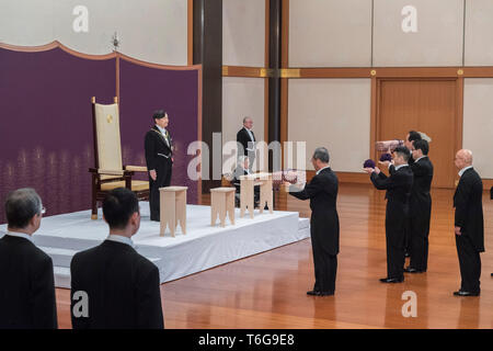 Tokyo, Japan. 1st May, 2019. Japan's new Emperor Naruhito (C) attends a ceremony for inheriting the Imperial regalia and seals, at the Imperial Palace in Tokyo, Japan, on May 1, 2019. Japan's Emperor Naruhito declared his succession to the Chrysanthemum Throne on Wednesday to mark the start of a new imperial era in Japan. Credit: Imperial Household Agency Handout/Xinhua/Alamy Live News Stock Photo