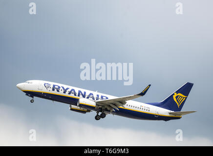 30 April 2019, Hessen, Frankfurt/Main: A Ryanair plane approaching Frankfurt Airport. Photo: Andreas Arnold/dpa Stock Photo