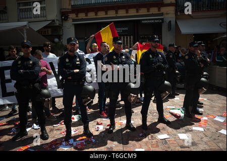 Malaga, Spain. 1st May, 2019. A group of far right protesters are seen being escorted by the members of Spanish National Police as they confront the opposite protesters during the Labour Day demonstration.Thousands of people called by the General Workers Union (UGT), and the labour union 'Comisiones Obreras' (CCOO), protest in Malaga during a nationwide demonstration in favour of the workers' rights and decent employments under the slogan: ''The battle continues, more rights, equality and cohesion, People first. Credit: Jesus Merida/SOPA Images/ZUMA Wire/Alamy Live News Stock Photo