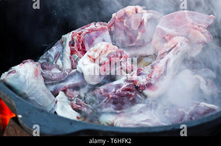 https://l450v.alamy.com/450v/t6hfk2/raw-lamb-large-pieces-fried-in-a-cauldron-for-pilaf-t6hfk2.jpg