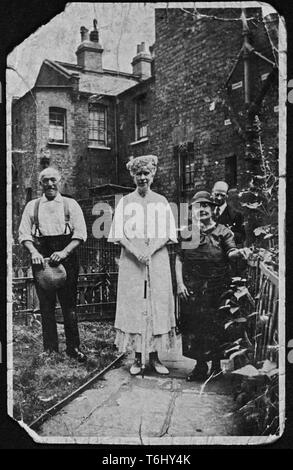 34/28 Tower Hamlets Albert Cottages Queen Mary visit 1930s with Frank Thorndikes mother. Family collection, copy 1978 Stock Photo