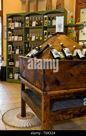 ampolla olio d'oliva Foto stock - Alamy