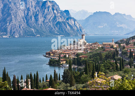 Malcesine: veduta del Lago di Garda, dei monti circostanti e del borgo su cui campeggia il Castello Scaligero.  [ENG] Malcesine: view of the village o Stock Photo