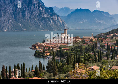 Malcesine: veduta del Lago di Garda, dei monti circostanti e del borgo su cui campeggia il Castello Scaligero.  [ENG] Malcesine: view of the village o Stock Photo