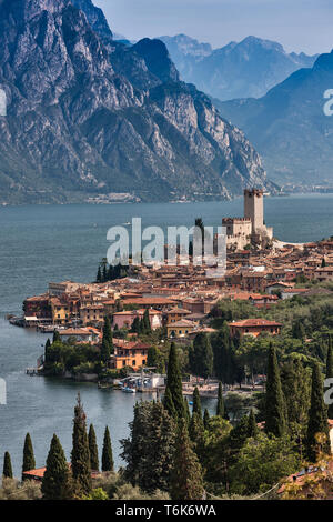 Malcesine: veduta del Lago di Garda, dei monti circostanti e del borgo su cui campeggia il Castello Scaligero.  [ENG] Malcesine: view of the village o Stock Photo