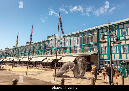 Dragon Sculpture and restaurants along promenade in Woolloomooloo Wharf, Sydney. Stock Photo