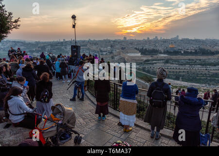 Jerusalem, Israel - April 4, 2019: Crowd of poeple are gathered to celebrate a religious ceremony overlooking the Old City, Dome of the Rock and Tomb  Stock Photo