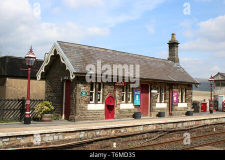 Northbound waiting room at Settle Railway Station, start of the Settle ...