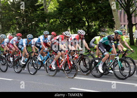 Frankfurt, Germany. 01st May, 2019. The peloton race through down town Frankfurt. 22 teams participated in the 58. Eschborn-Frankfurt cycle race. The 187.5 km long route led from the town of Eschborn through the Taunus mountain range to downtown Frankfurt, where it ended in front of the Alte Oper (Old Opera). Credit: Michael Debets/Pacific Press/Alamy Live News Stock Photo