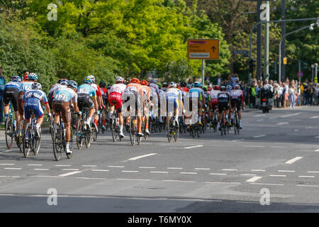 Frankfurt, Germany. 01st May, 2019. The peloton race through down town Frankfurt. 22 teams participated in the 58. Eschborn-Frankfurt cycle race. The 187.5 km long route led from the town of Eschborn through the Taunus mountain range to downtown Frankfurt, where it ended in front of the Alte Oper (Old Opera). Credit: Michael Debets/Pacific Press/Alamy Live News Stock Photo