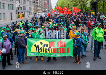 Restaurant workers rally in front of the Dirksen Federal Building to ...