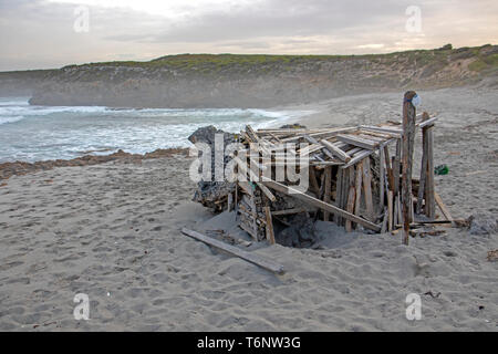 Driftwood shelter on Sanderson Beach in Flinders Chase National Park Stock Photo