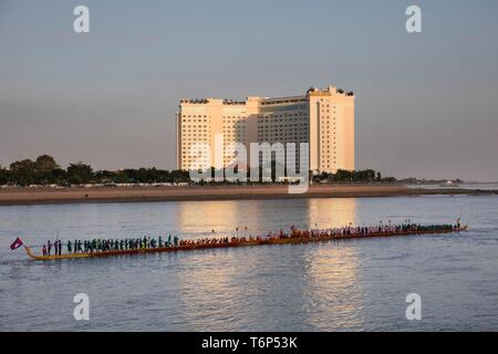 Longest dragon boat in the world, 87 m, 180 rowers, Bon Om Touk Water Festival on the Tonle Sap River, behind Sokha Hotel, Phnom Penh, Cambodia Stock Photo