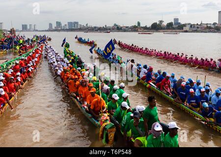 Many rowers in dragon boats at the Bon Om Touk Water Festival on the Tonle Sap River, dragon boat race, Phnom Penh, Cambodia Stock Photo