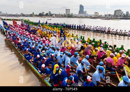 Many rowers in dragon boats at the Bon Om Touk Water Festival on the Tonle Sap River, dragon boat race, Phnom Penh, Cambodia Stock Photo