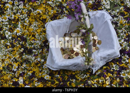 Colmernar Viejo, Madrid, Spain. 2nd May, 2019. Flowers and coins are seen in an altar during the traditional celebration of 'Las Mayas' in Colmenar Viejo.The festivity of the Mayas comes from pagan rites and dates from the medieval age, appearing in ancient documents. It takes place every year in the beginning of May and celebrates the beginning of the spring. Girls between 7 and 11 years old are chosen as 'Maya' and should sit still, serious and quiet for a couple of hours in altars on the street decorated with flowers and plants. Credit: Jorge Sanz/SOPA Images/ZUMA Wire/Alamy Live News Stock Photo