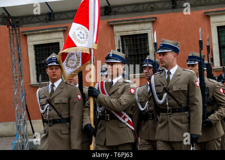 Warsaw, Mazowieckie voivodship, Poland. 2nd May, 2019. Guards of honour are seen marching during the ceremony.Ceremonial elevation of the Polish state flag at the Clock Tower of the Royal Castle and a couple of presidential members attended the ceremony. Credit: Lidia Mukhamadeeva/SOPA Images/ZUMA Wire/Alamy Live News Stock Photo