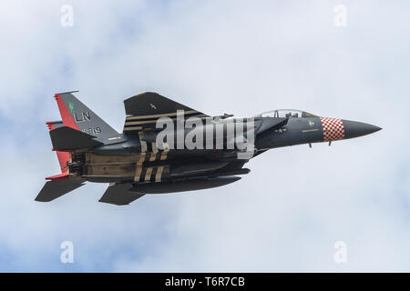 Mcdonel Douglas F-15E Strike Eagle overflys RAF Lakenheath. This aircraft is from the 494th TFW, 48 FW 'Liberty Wing' Stock Photo