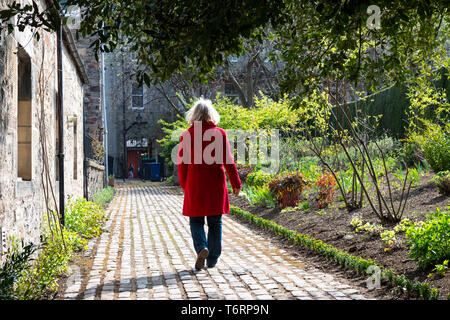 Dunbar’s Close Garden off Canongate in Edinburgh Old Town, Scotland, UK Stock Photo
