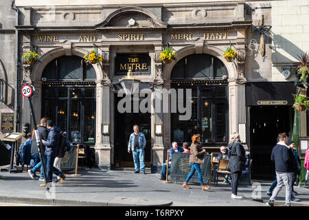 The Mitre Bar on the High Street in Edinburgh Old Town, Scotland, UK Stock Photo
