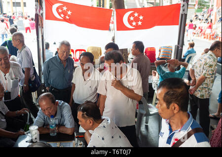 11.08.2018, Singapore, Republic of Singapore, Asia - Men are playing Chinese chess at the Kreta Ayer Square in Chinatown. Stock Photo