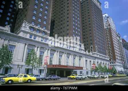 1988 HISTORICAL CHICAGO HILTON AND TOWERS CHICAGO ILLINOIS USA Stock Photo