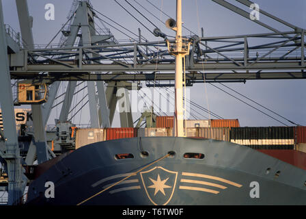 1988 HISTORICAL BOW OF CONTAINER SHIP LOADING DOCKSIDE NEWARK PORT NEW JERSEY USA Stock Photo