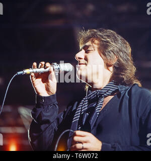 Bino, aka Benedetto Arico, italienischer Sänger, bei einem Auftritt in der Musiksendung 'Hitparade', Deutschland 1979. Italian singer Bino, born Benedetto Arico, performing on German TV, Germany 1979. Stock Photo