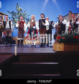 Weißblaue Musikparade, Volkstümliche Musiksendung, Deutschland 1985, Mitwirkende: Gruppe Alpenoberkrainer Stock Photo