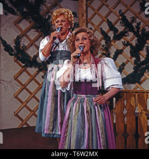 Weißblaue Musikparade, Volkstümliche Musiksendung, Deutschland 1985, Mitwirkende: Maria und Margot Hellwig Stock Photo