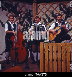 Weißblaue Musikparade, Volkstümliche Musiksendung, Deutschland 1985, Mitwirkende: Trio Hintersteiner Büebe Stock Photo