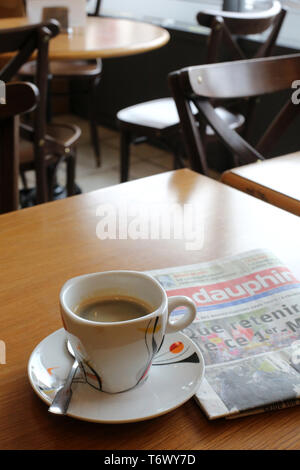 Café et journal "Le Dauphiné". Stock Photo