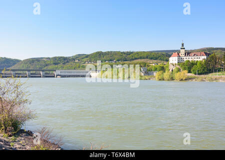 Persenbeug-Gottsdorf: water power station Ybbs-Persenbeug at river Donau (Danube) of Verbund, lock, castle Schloss Persenbeug in Donau, Niederösterrei Stock Photo