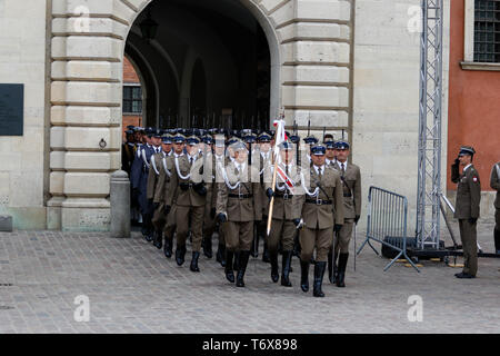 Warsaw, Mazowieckie voivodship, Poland. 2nd May, 2019. Guards of honour are seen marching during the ceremony.Ceremonial elevation of the Polish state flag at the Clock Tower of the Royal Castle and a couple of presidential members attended the ceremony. Credit: Lidia Mukhamadeeva/SOPA Images/ZUMA Wire/Alamy Live News Stock Photo