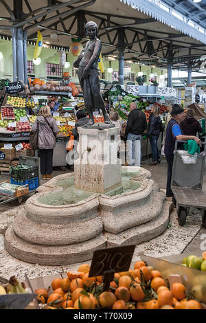 Modena:,mercato di via Albinelli (struttura in stile liberty creata nel 1931): statua di fanciulla con cesto di frutta, di Giuseppe Graziosi.  [ENG] M Stock Photo