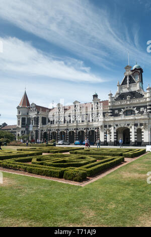 The magnificant Dunedin Railway Station and Anzac Square are major tourist attractions in Dunedin Stock Photo