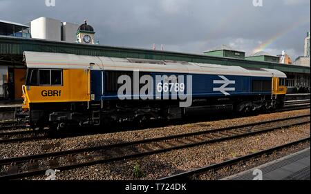 66789 GBRF GB Railfreight class 66 loco at Cardiff Central painted with a large Br British Rail double arrow logo Stock Photo