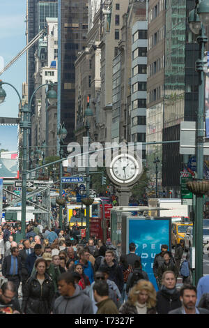 LUNCHTIME CROWDS FIFTH AVENUE MIDTOWN MANHATTAN NEW YORK CITY USA Stock Photo